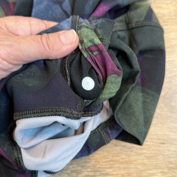 Lululemon black & multi color wonder under cropped tights size 6 - Picture 3 of 3